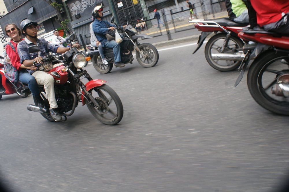 moto avanzando en diagonal