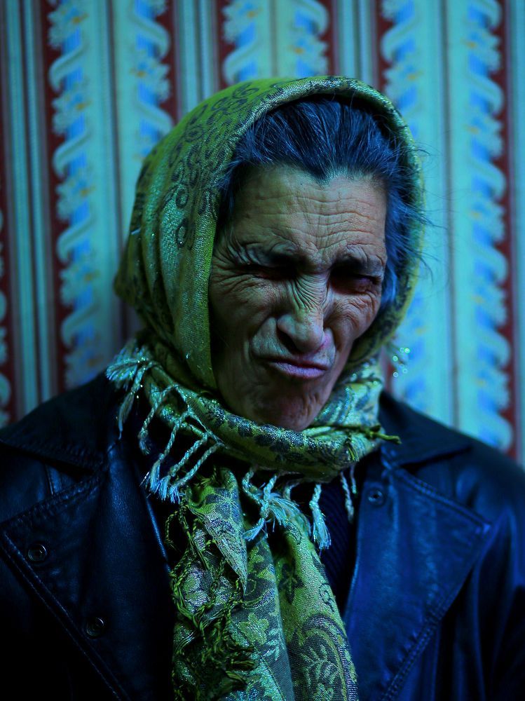 Прищурилась цыганка.