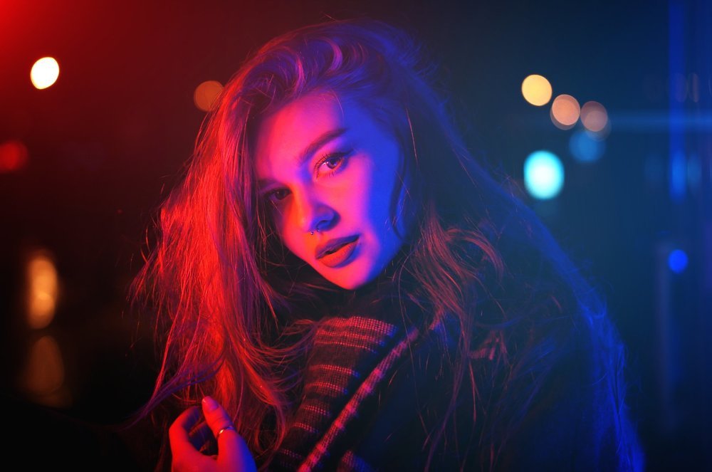 Неон в её глазах