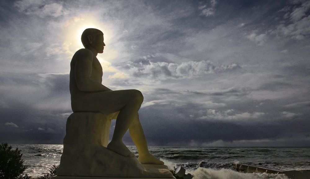 Великан и море...