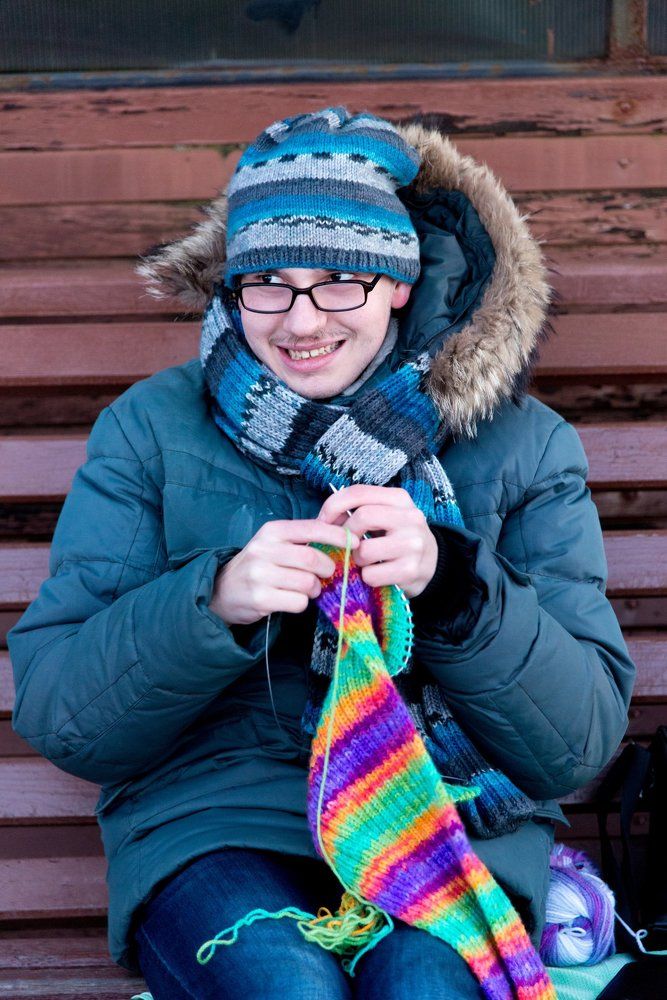 мужчина вяжет