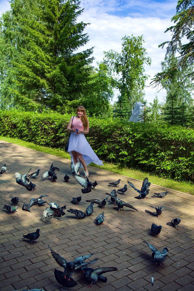 Девушка и голуби