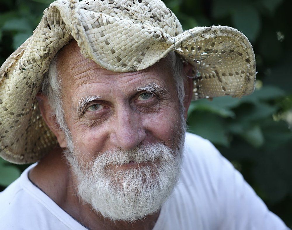 Сельский доктор Сергей Листопадов.