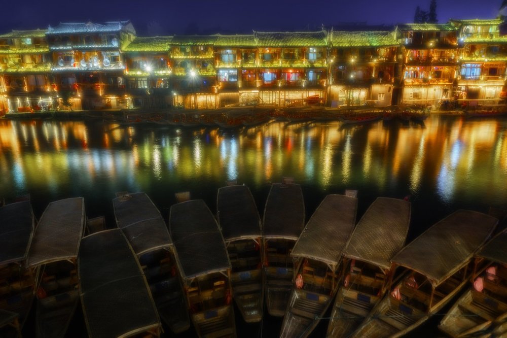 Работа окончена на сегодня, жизнь переместилась в дома