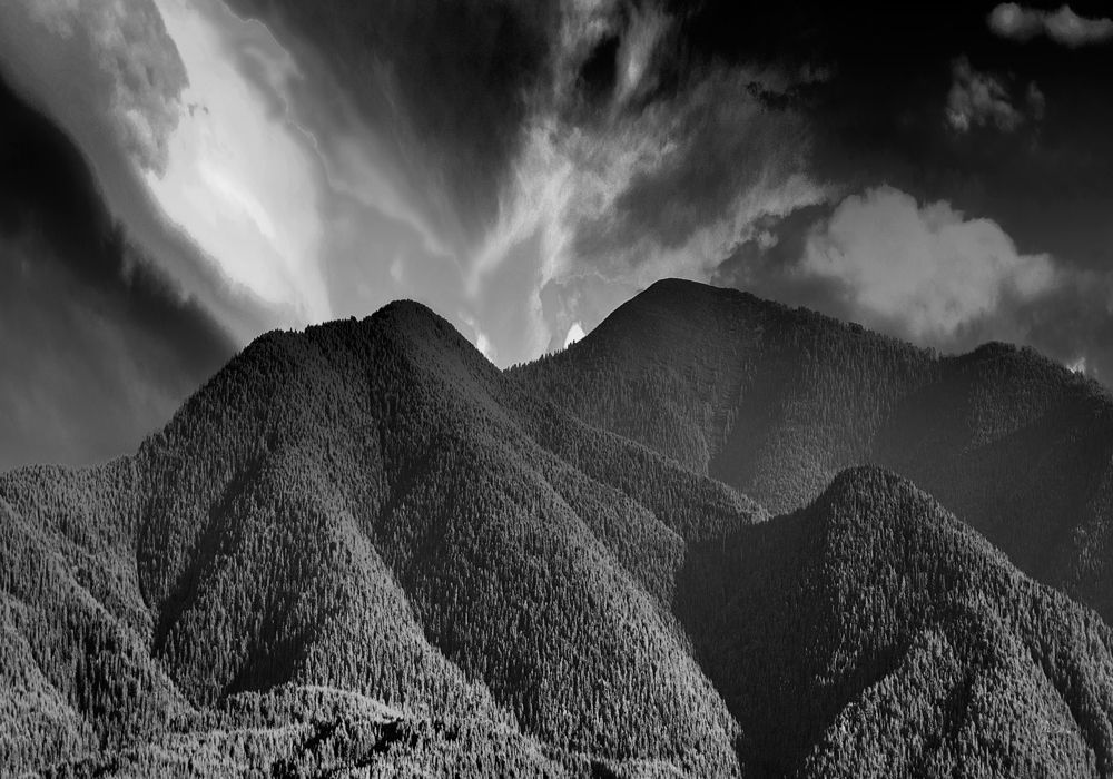 Пейзаж с горой небом