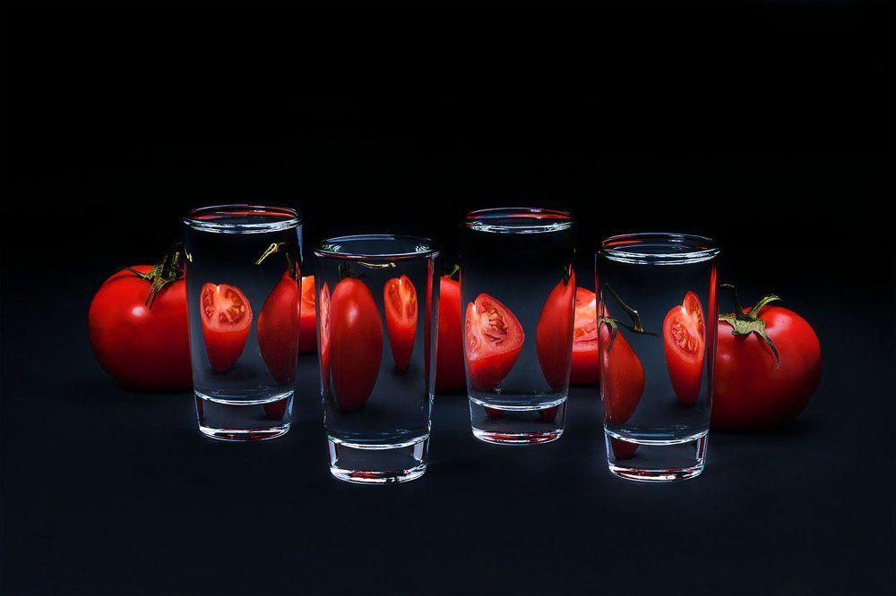 Помидоры за стеклом.