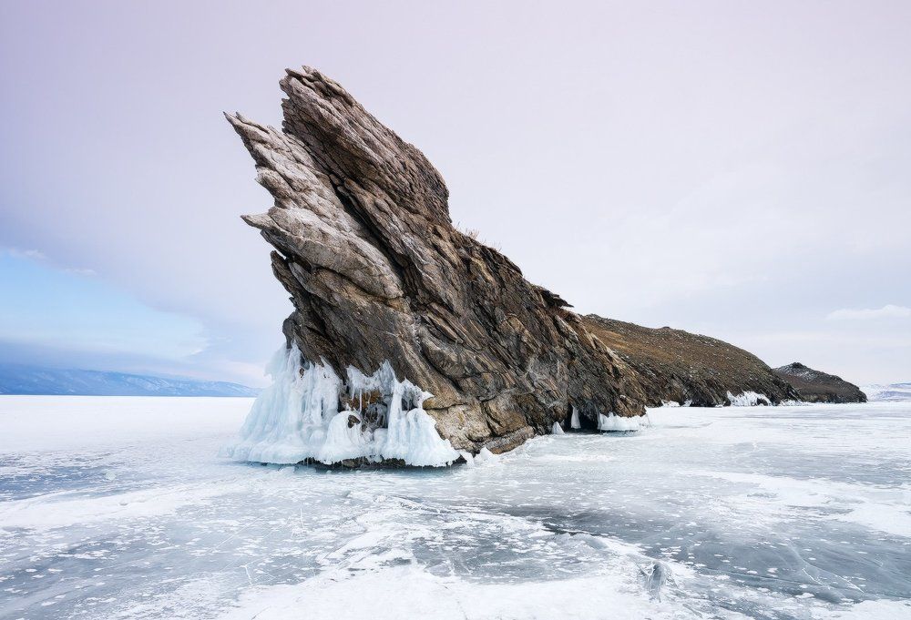 Лёд и скалы Байкала