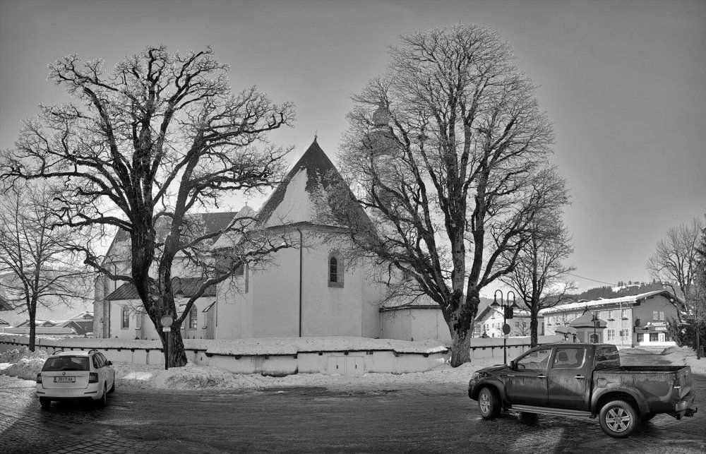 Вид на церковь в городе Радштадт