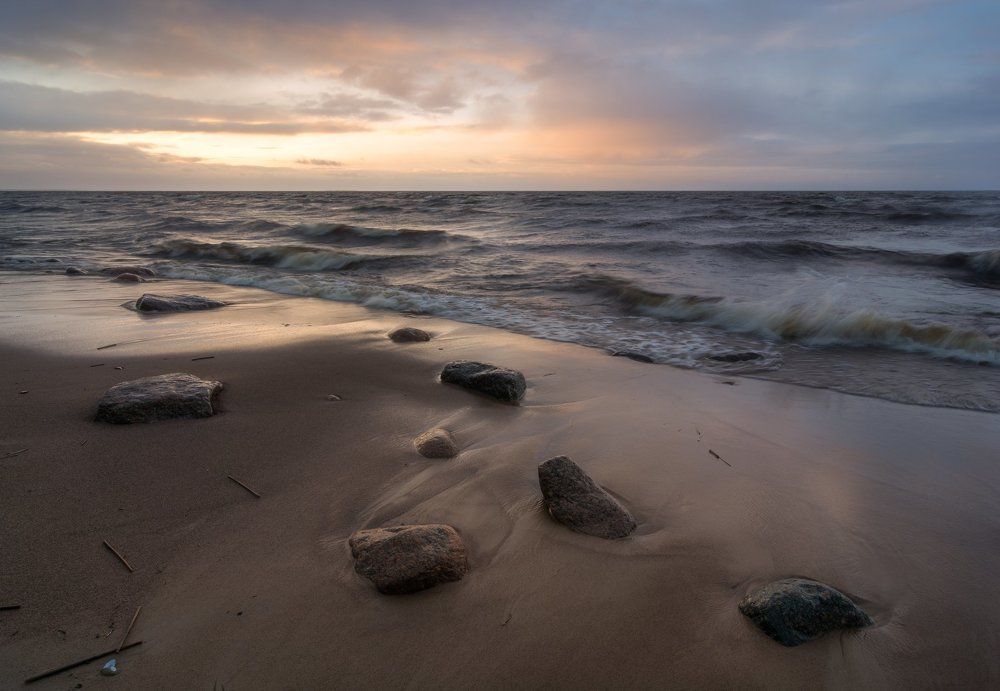 Безмолвное спокойствие и бушующее море