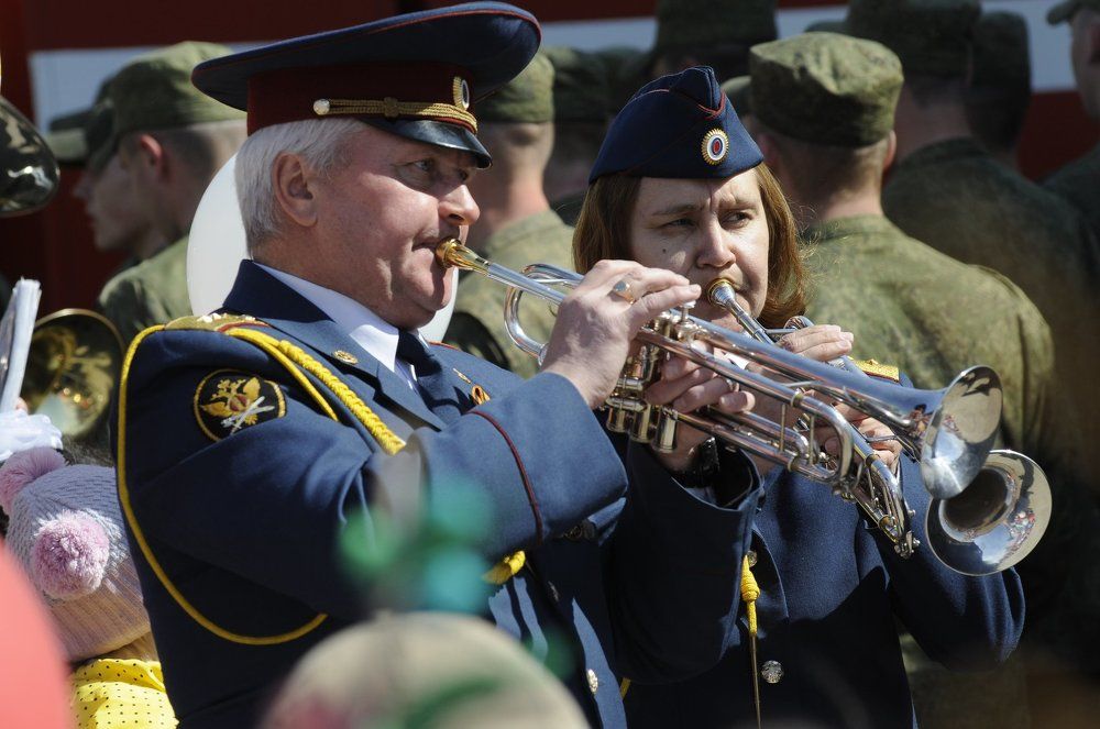 Музыканты на параде за собой ведут войска....