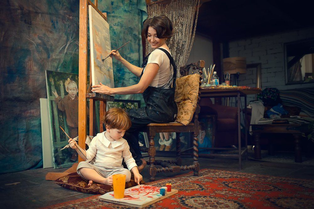 За рисованием.