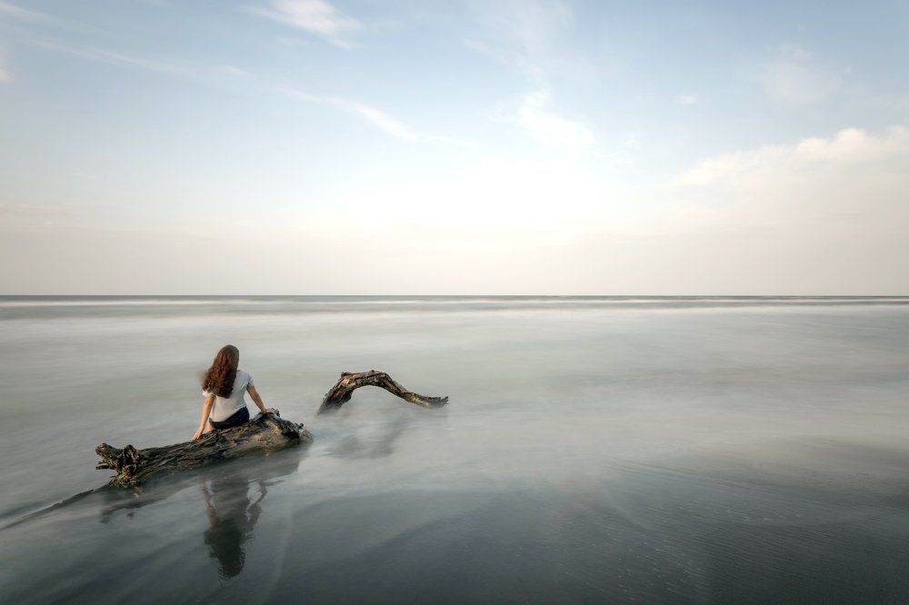 Девушка и море .