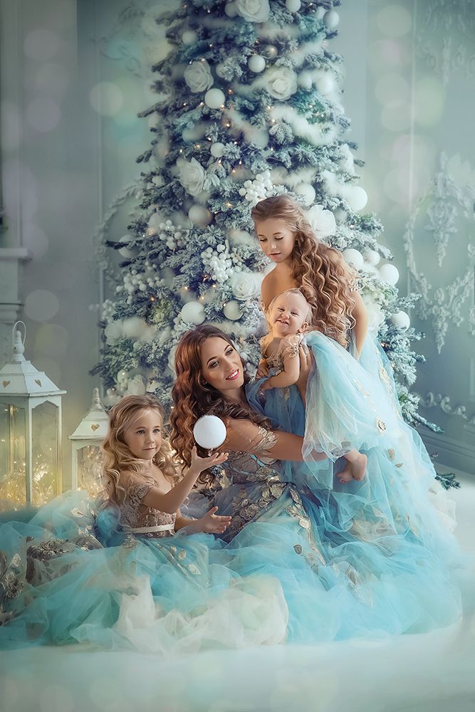 Мама и дочки. Новогодние обнимашки.