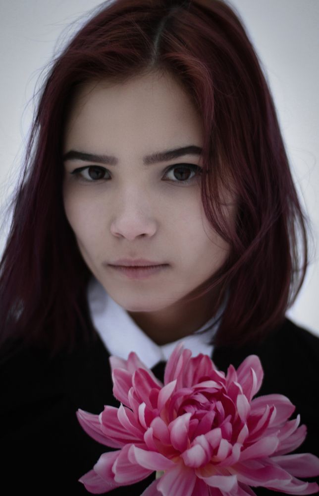 Девушка с цветком