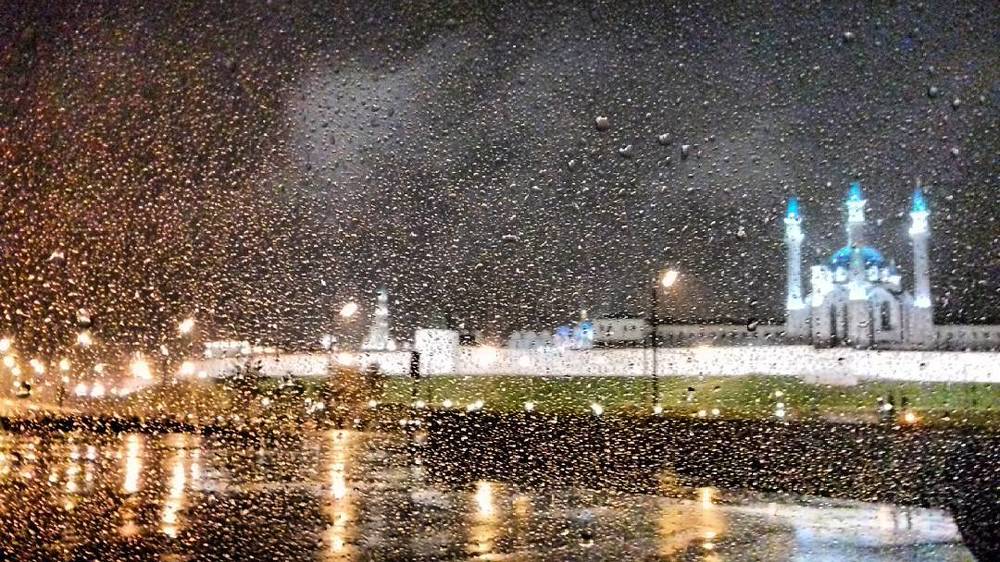 Ночная Казань сквозь тысячи капель