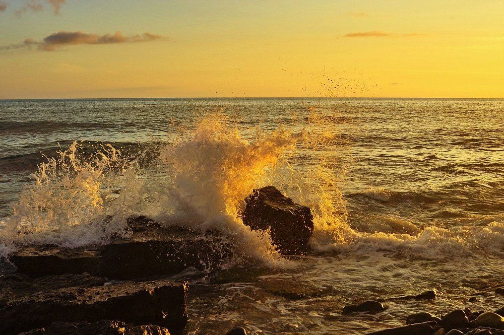 прибой в вечернем свете