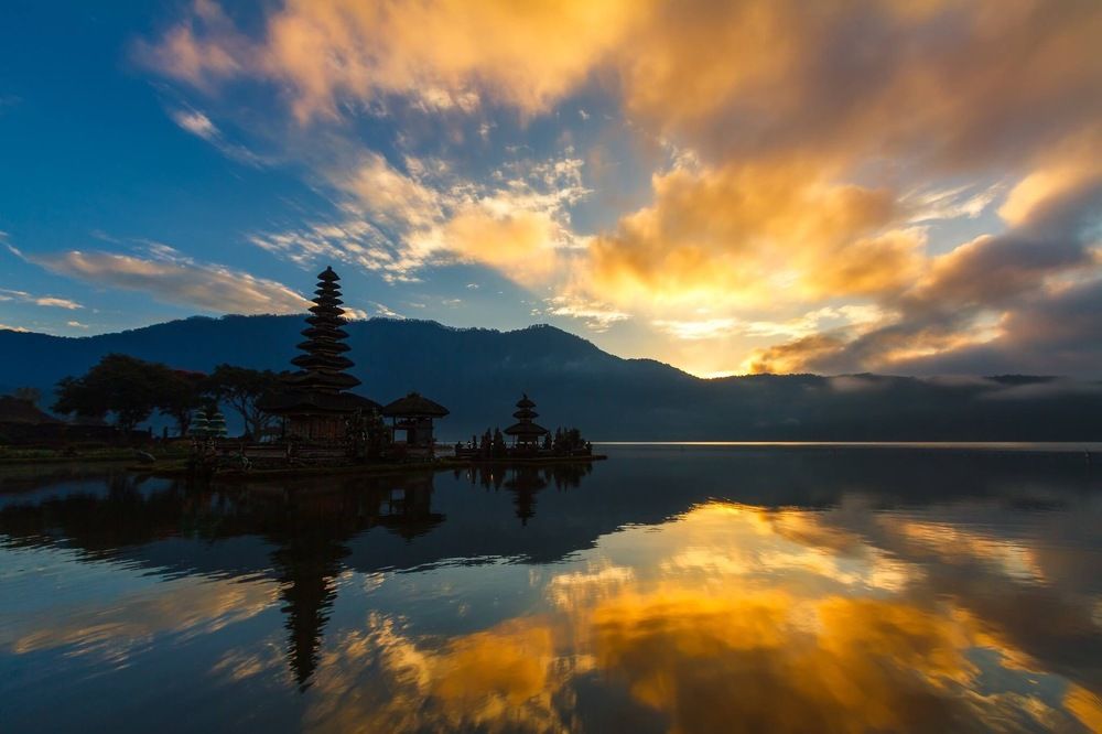 Sunrise at lake Beratan