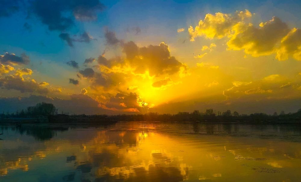 Day ends by Dal lake