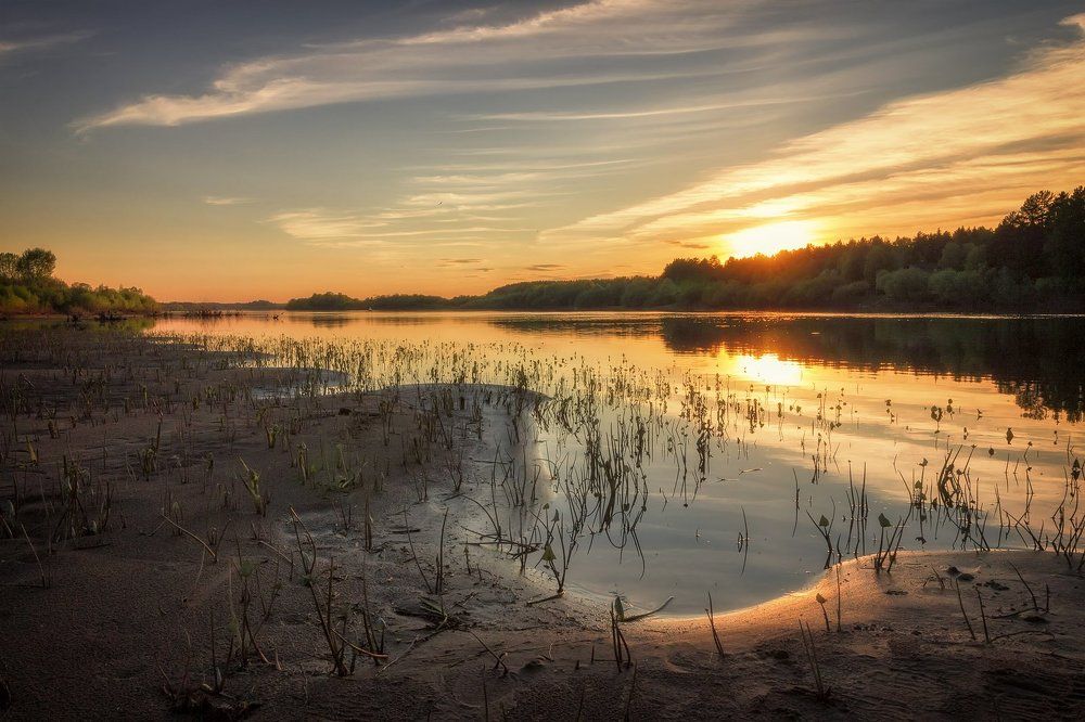 А почему закат печален, как расставание и уход?