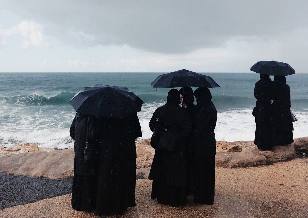 Черные фигуры на морском берегу