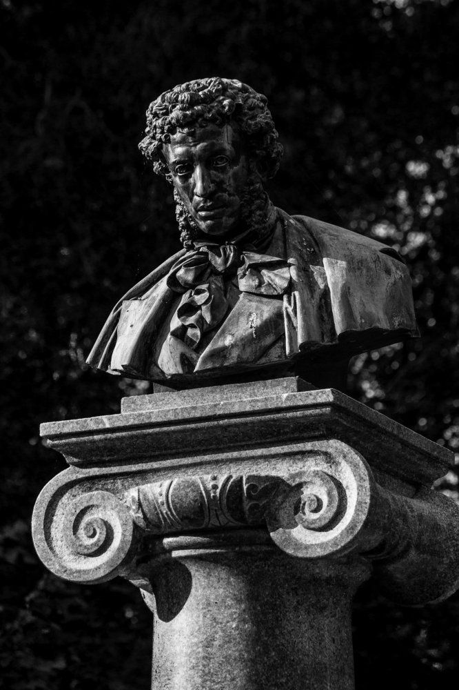 Здесь, лирой северной пустыни оглашая, скитался я...