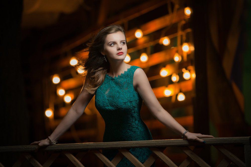 Девушка и светлячки