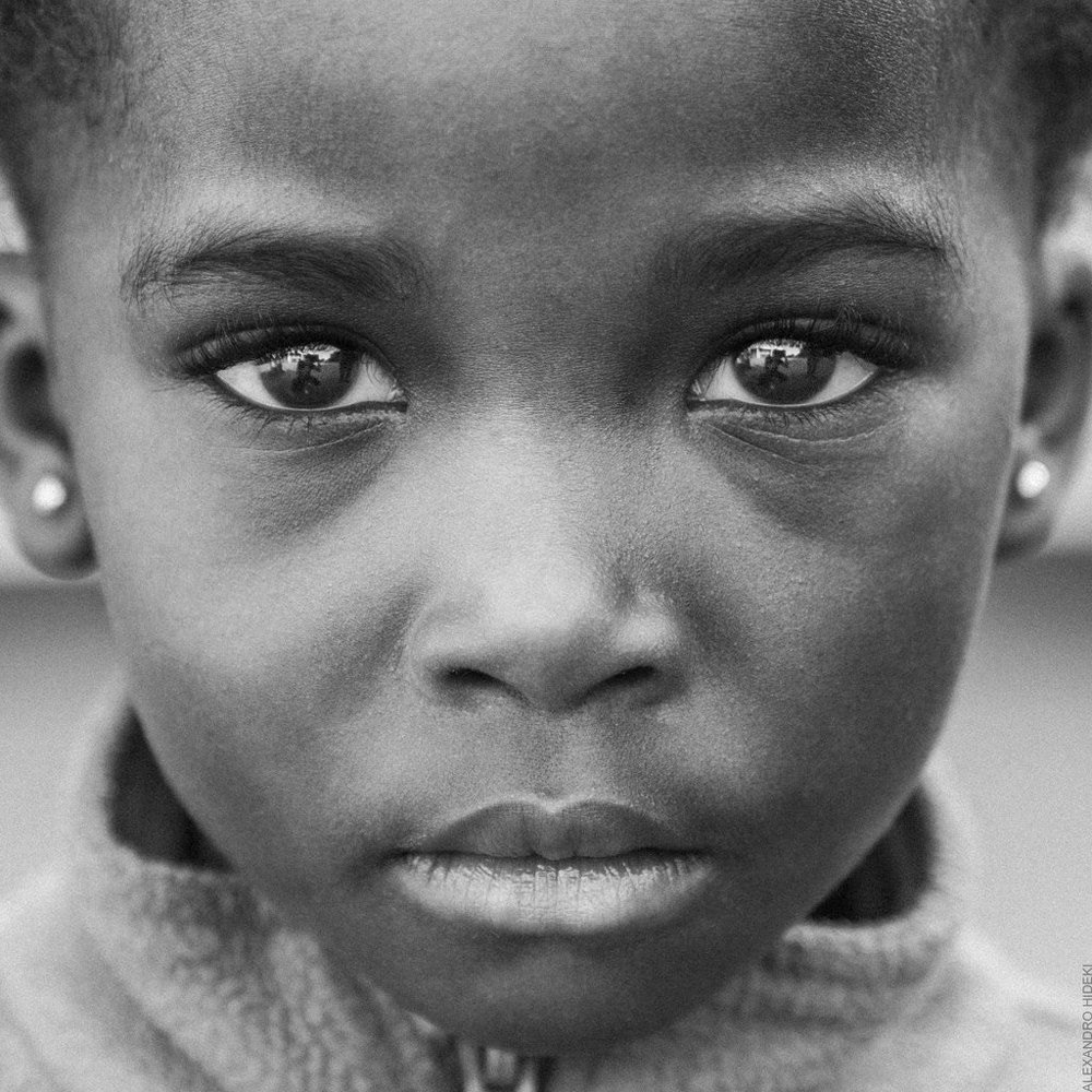 девочка возле метро