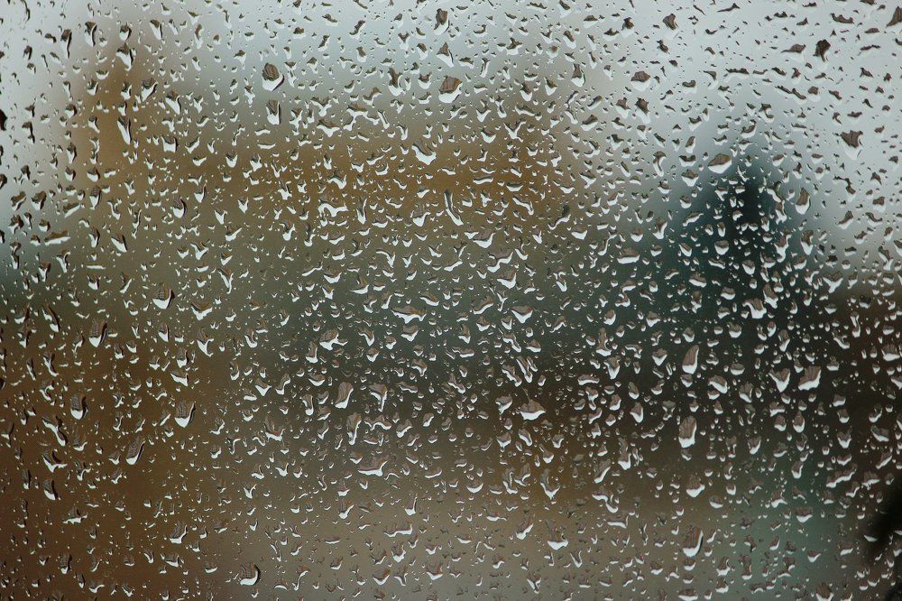 Капли на стекле