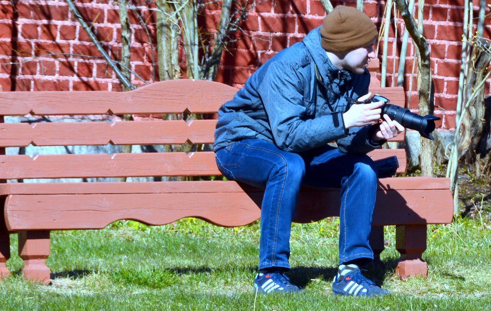 За работой.