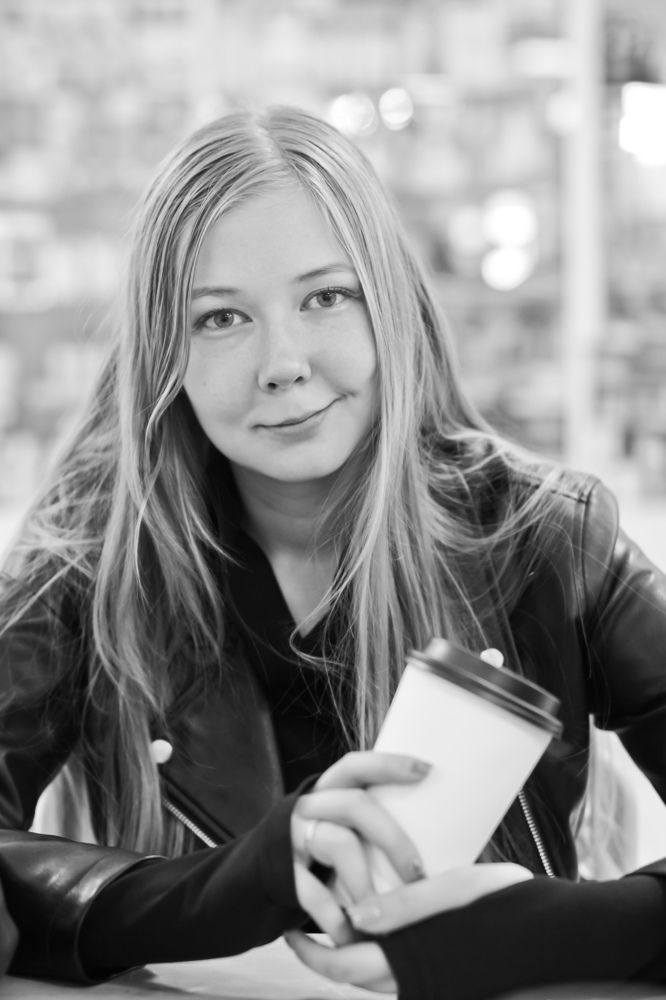 Девушка в кафе