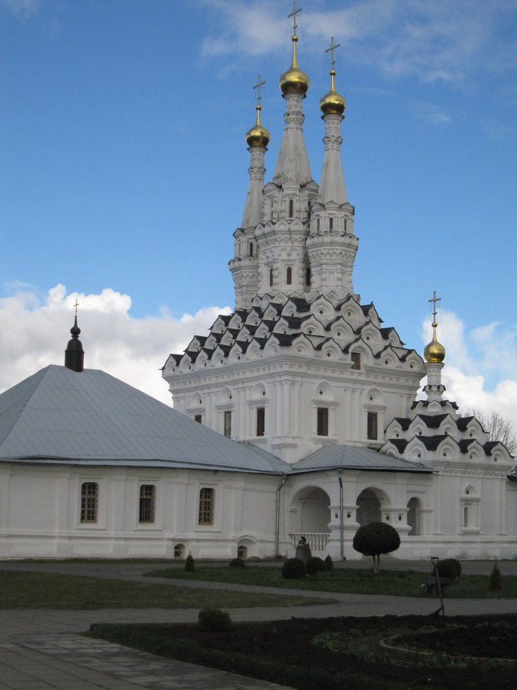 Храм на территории Иоанно-Предтеченского монастыря г. Вязьмы