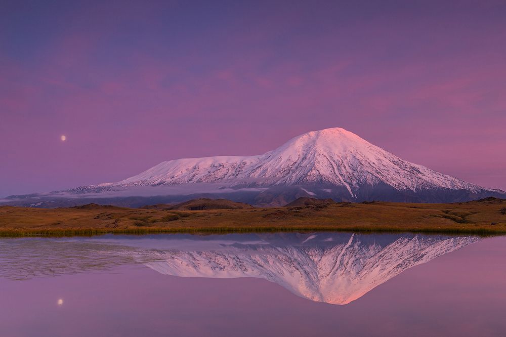 С луною на закате