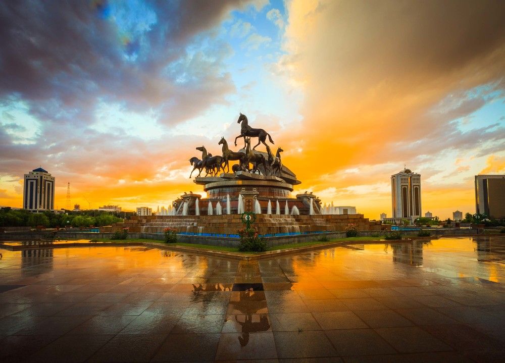 Монумент десяти туркменским скакунам