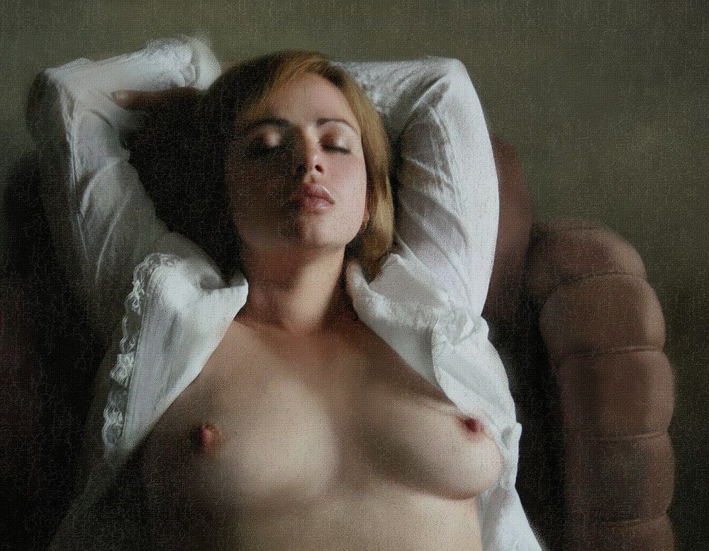 Отдыхающая в кресле.