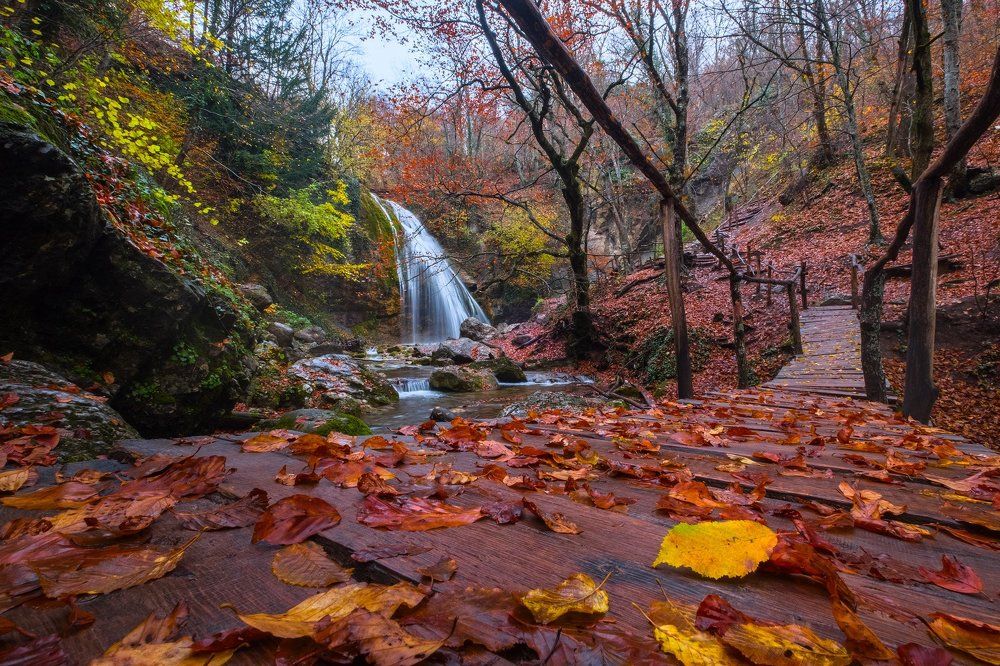 Вид на водопад Джур-Джур осенью.
