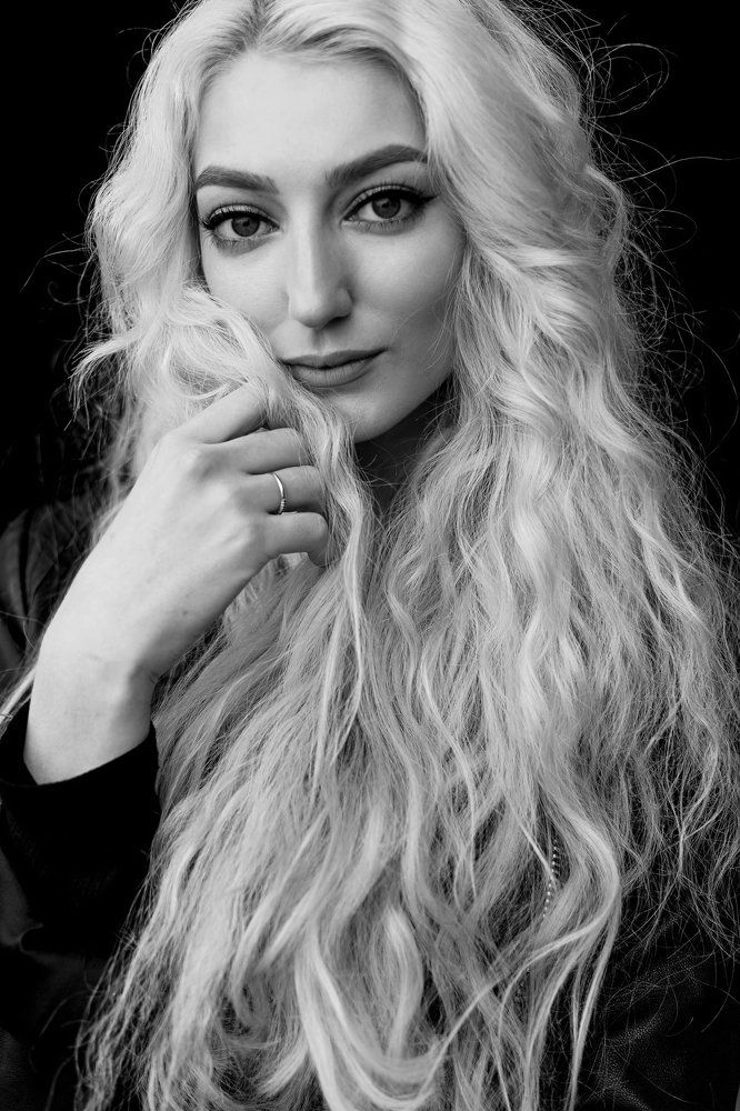 Блондинка в ЧБ