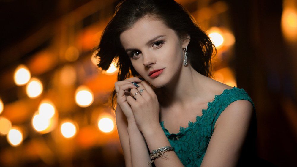 Девушка и светлячки