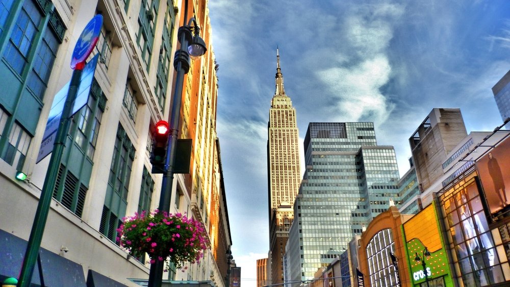 Вид на  Empire State building с улицы