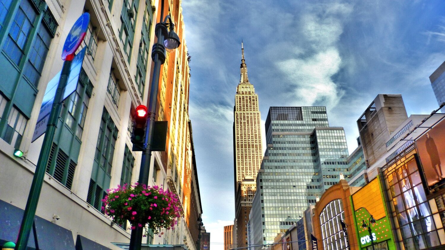 Вид на  Empire State building с улицы