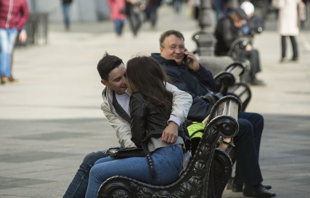 На уличной скамейке