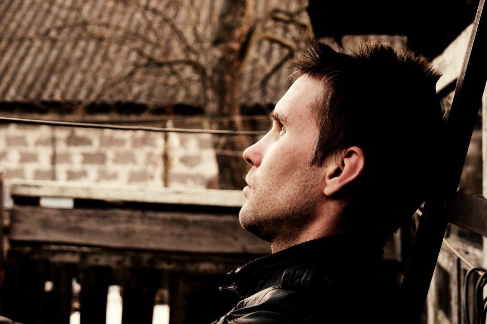 парень в профиль