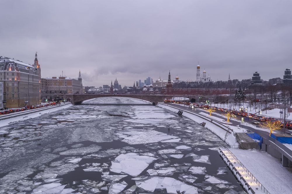 Над Москвой рекой.