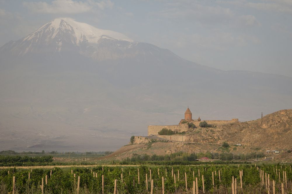 Вид на монастырь и гору Арарат