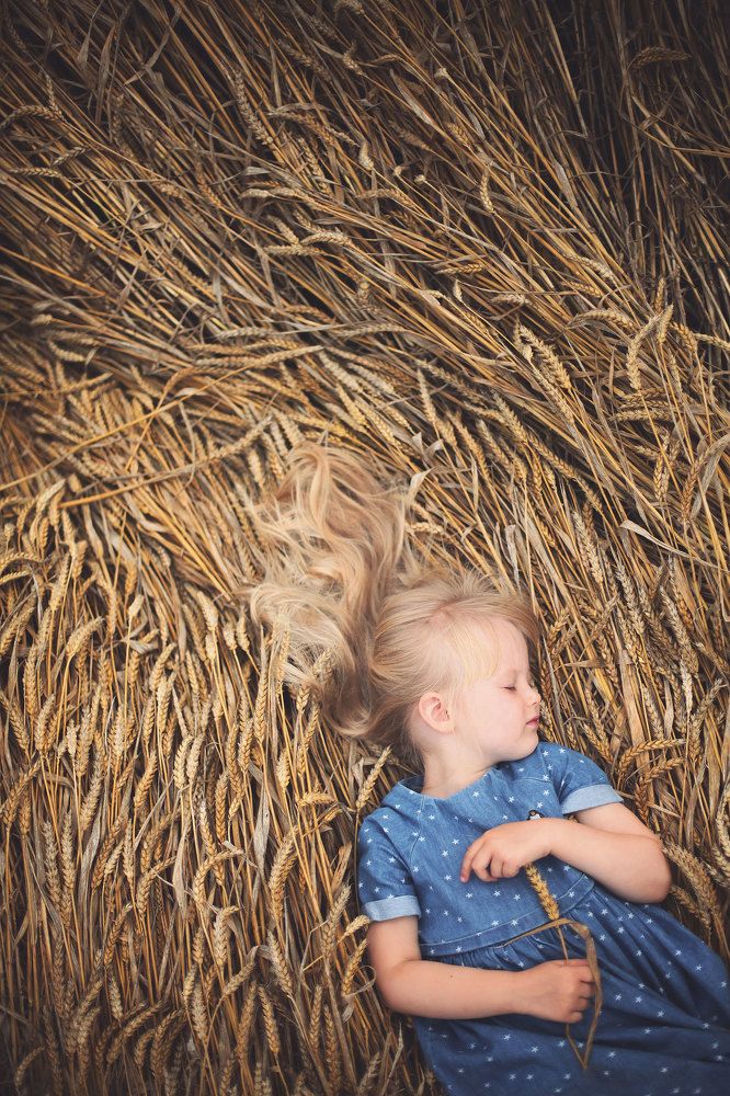 Девочка с волосами цвета пшеницы