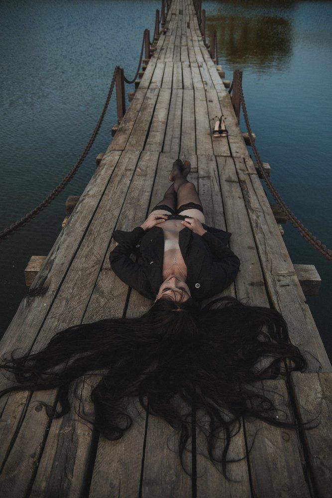 Новый мир ждал Ее на другом конце моста...