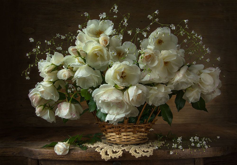 Розы в корзине.