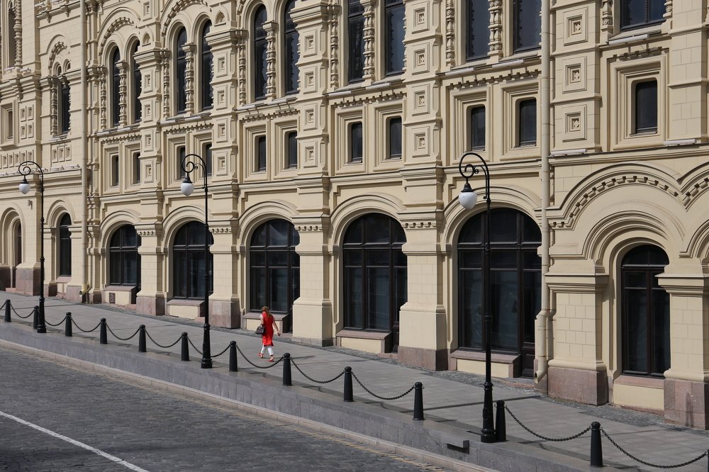 Девушка в красном