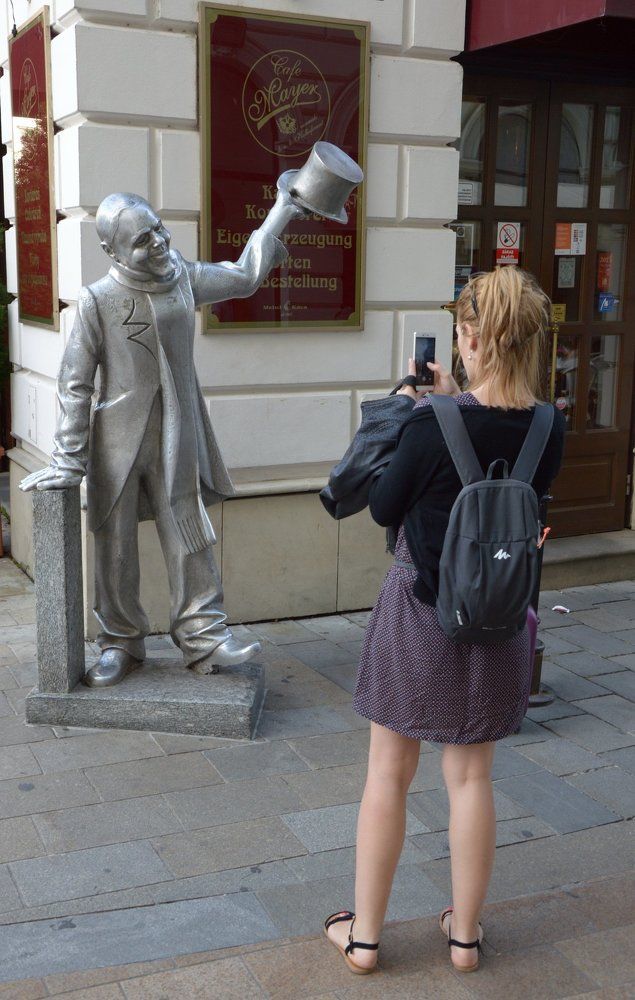 Девушка и памятник.