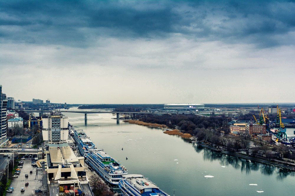 река и белый пароход