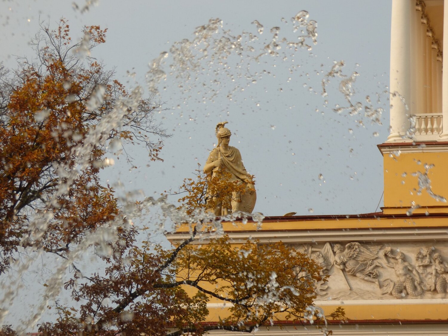 В брызгах фонтана